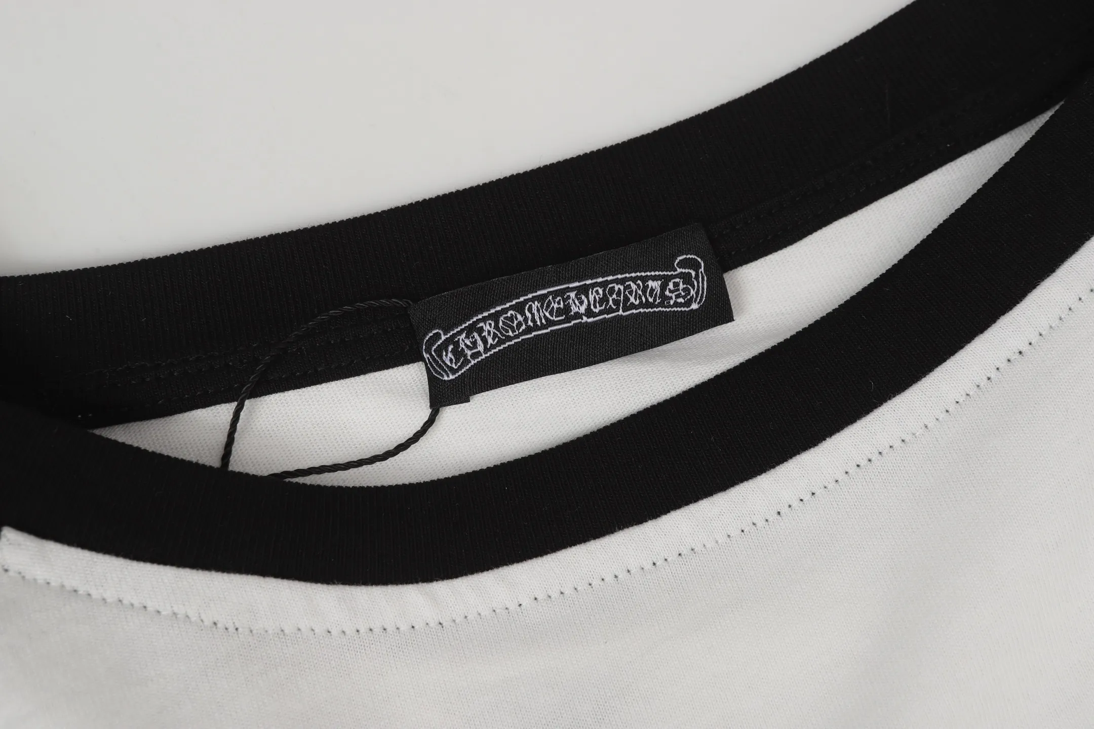 P170 Cross-border quantity model, please do not place an order if you are pursuing quality -Chrome Hearts/Chrome Hearts Xiaohongshu popular Sanskrit horseshoe stitching embroidered long-sleeved T-shirt -High weight, high density and high quality, soft, delicate and skin-friendly wool, soft and silky to the touch, excellent warmth and skin-friendly properties -Customized weaving and dyeing, no color difference, no matter the fabric or workmanship details, beat the ordinary version on the market -Colour: black with white, black with pink -Size: S M L XL